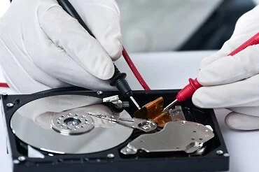 Messung an der Platine eines Speichermediums mit zwei Prüfspitzen