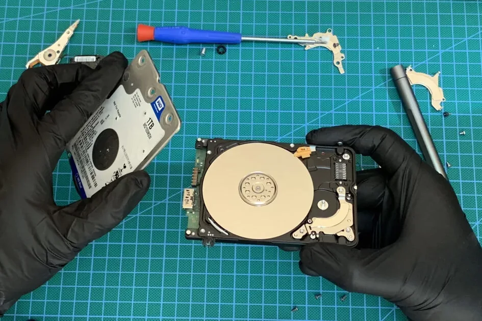 Geöffnete 2,5-Zoll-Festplatte von Western Digital mit sichtbarer Magnetscheibe und ausgebauter Kopfeinheit