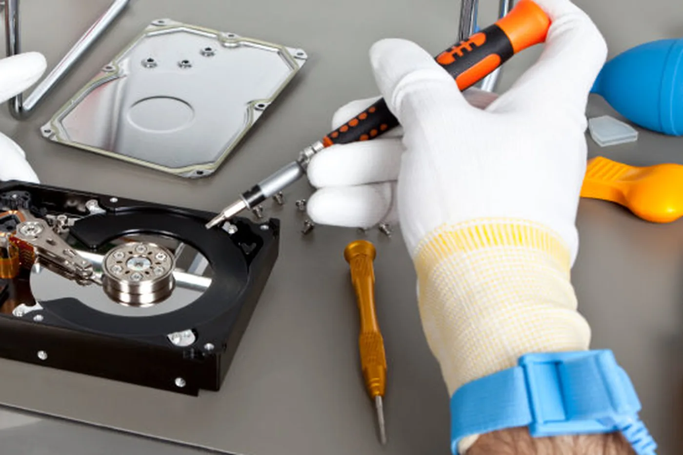 Geöffnetes Notebook mit ausgebautem Speicherlaufwerk