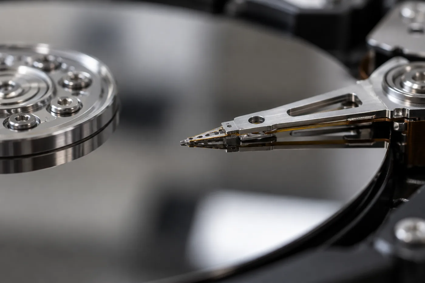 Makroaufnahme der Magnetscheibe mit dem Schreib-Lese-Kopf am Arm